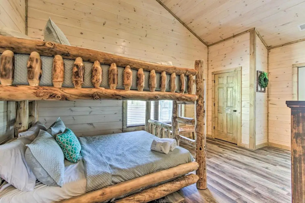 'Madison Bear Garden' 7Bdr w/Hot Tub + Pool Access