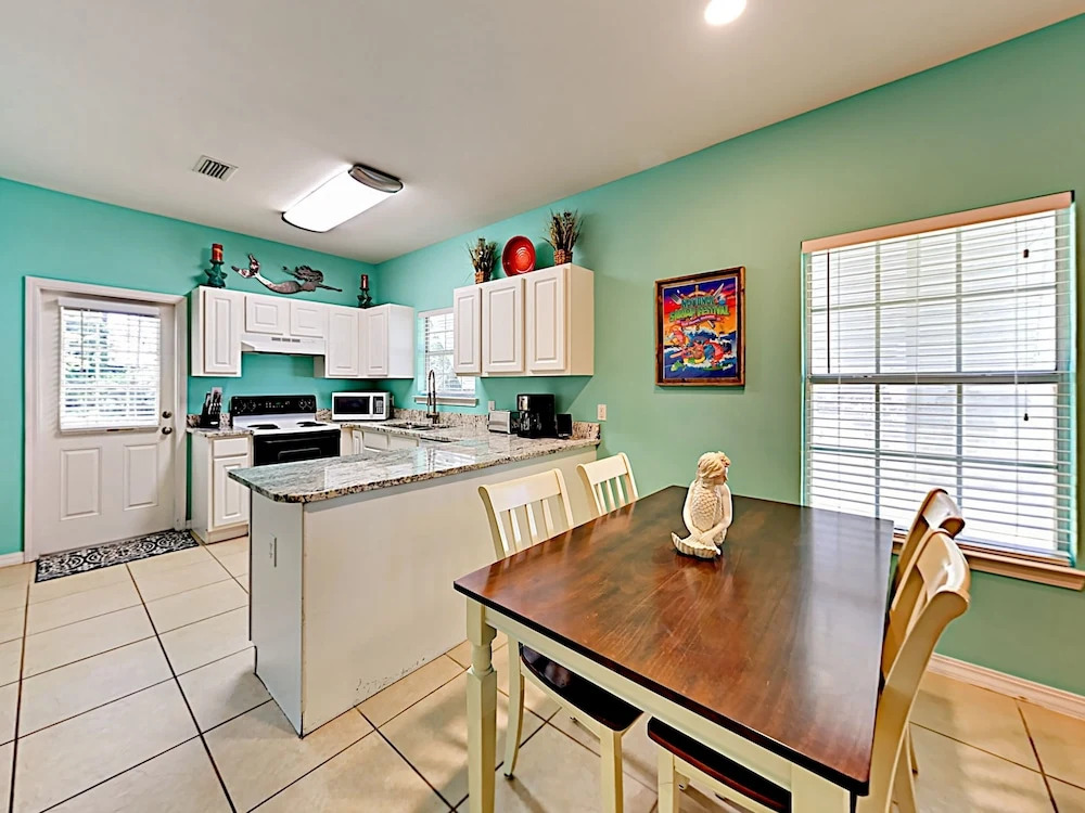 Natures Haven - Updated W/ Pool & Lake 3 Bedroom Condo