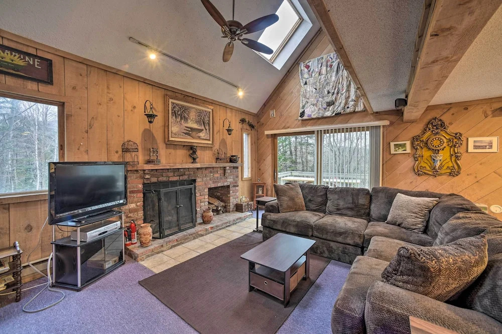 Cozy Mountain Retreat w/ Deck ~ 3 Mi to Mount Snow