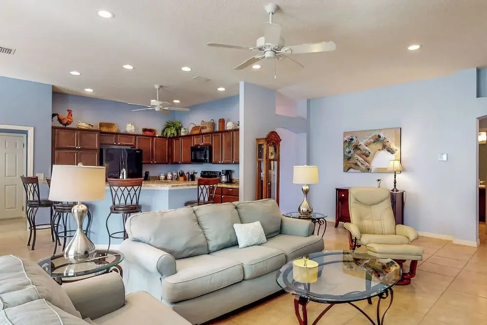 The Cove House: Walk to Brownwood Sq