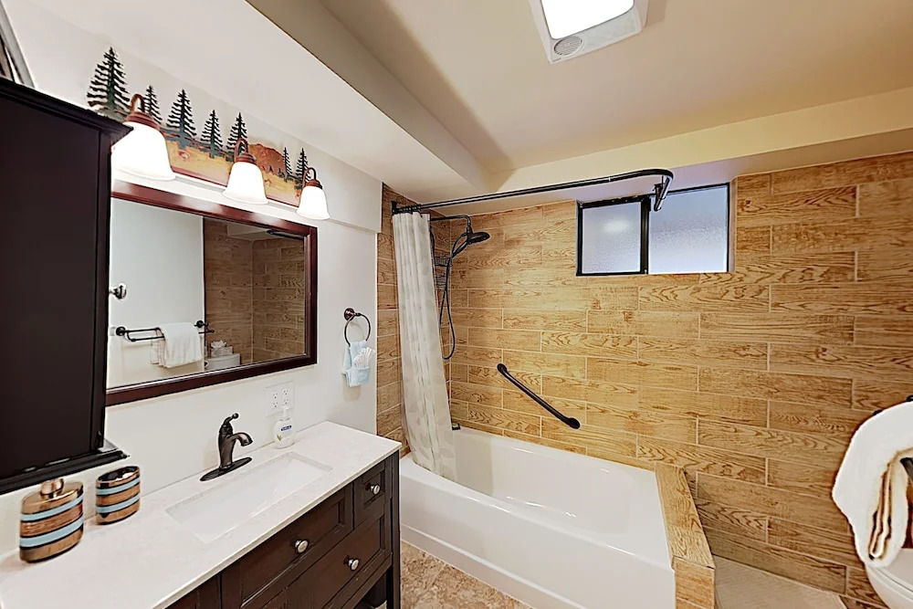 All-season Getaway - Serene Backyard W/ Hot Tub! 5 Bedroom Home