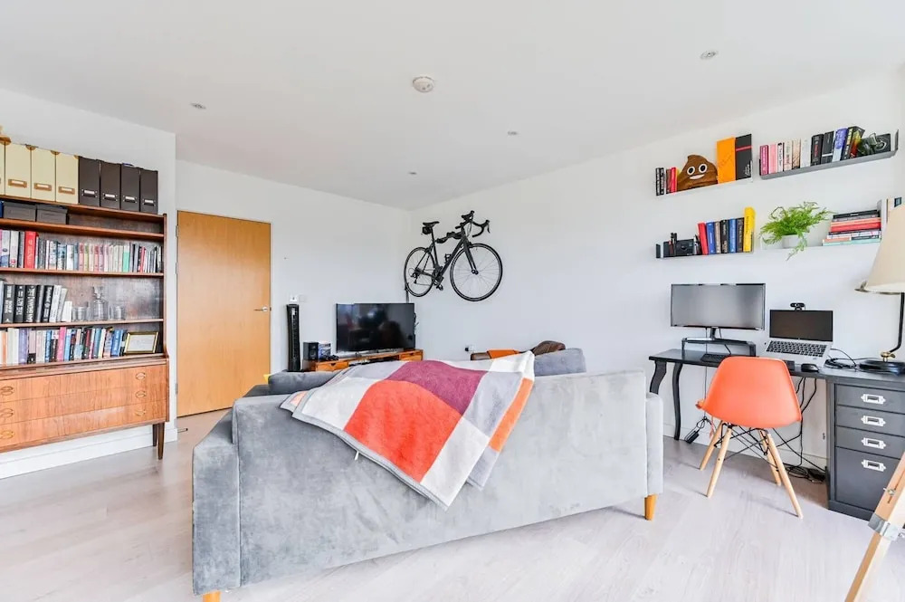 2-bed Apartment Only 15 Mins From Central London