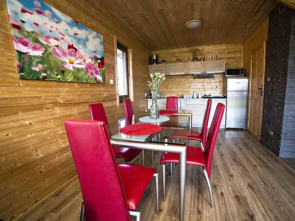 Lovely House Overlooking the Lake, Near the Sea, Ideal for 9 People
