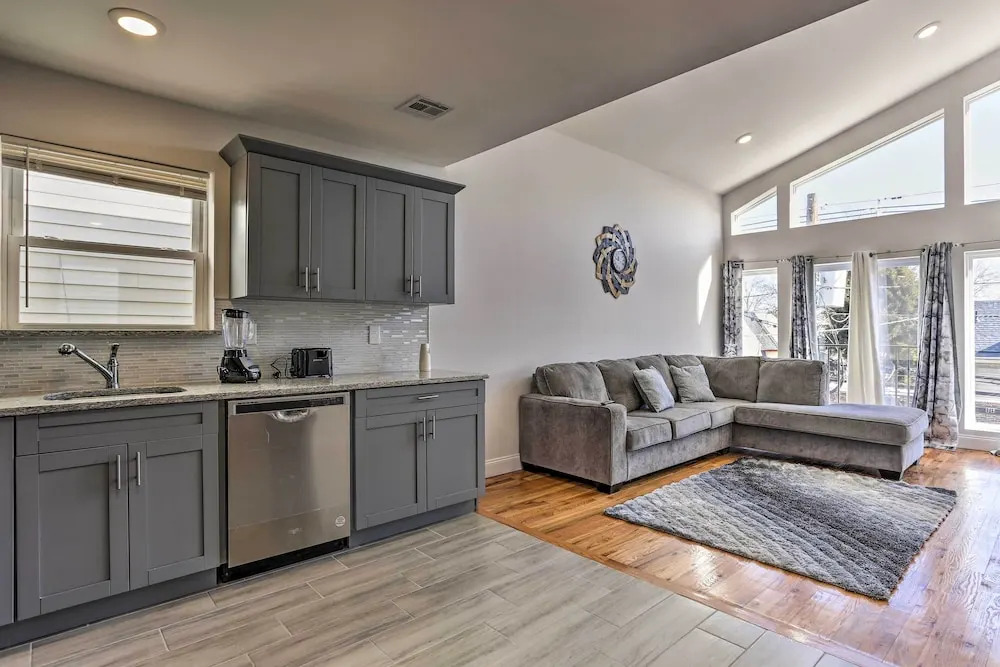 Newark Apartment ~ 5 Mi to Turtle Back Zoo!