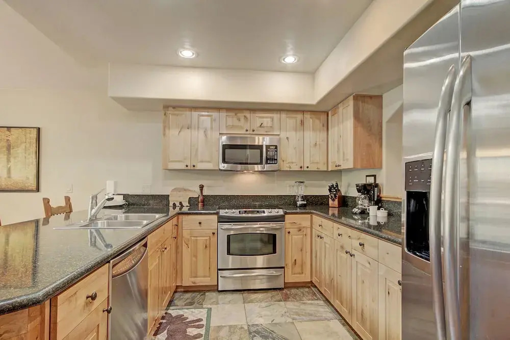 Soaring Ceilings + Mins To Gondola/apres-ski - 2br Sleeps 6 2 Bedroom Townhouse by RedAwning