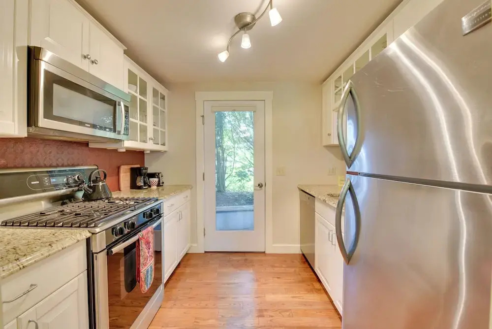 Shop, Dine, Explore Commercial St! Coastal Retreat