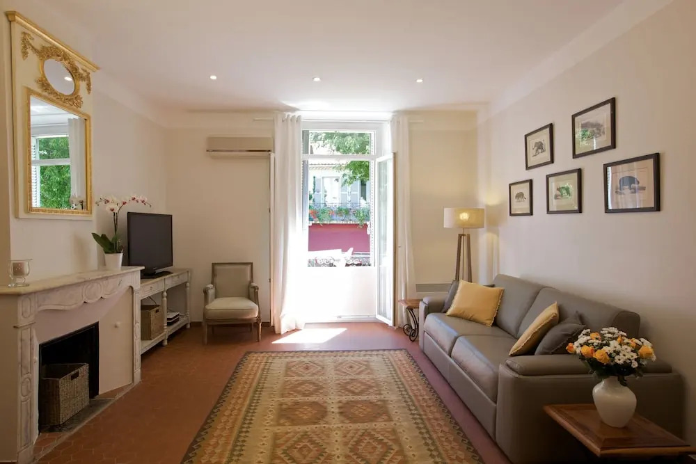 Prime Location for This 1 Bedroom Apartment Full of Charm in the Heart of the ol