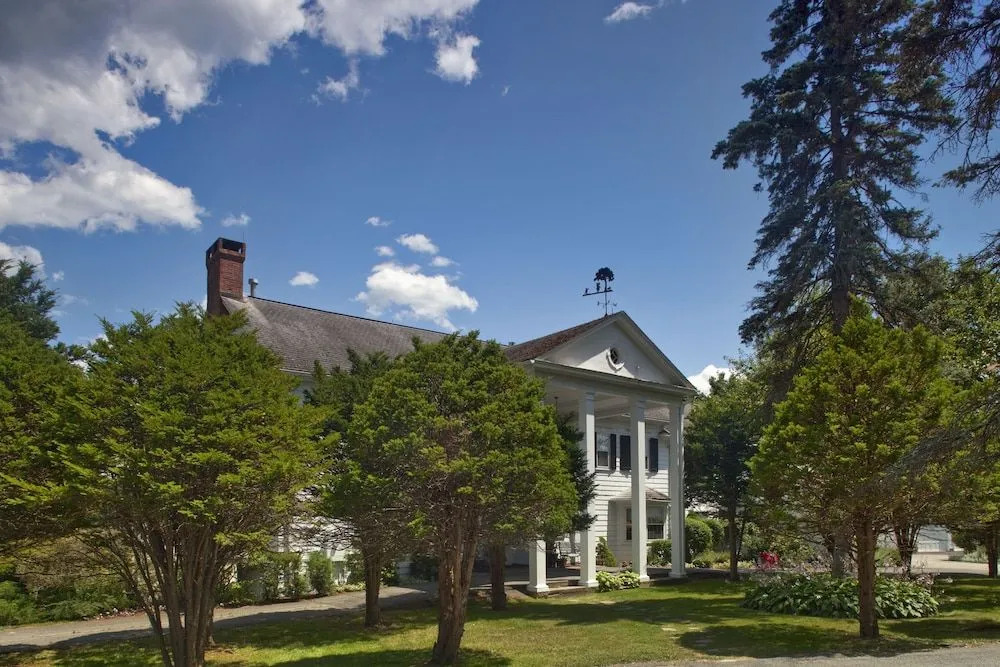 Applegate Inn