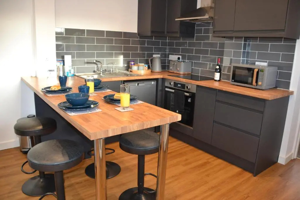 Wisteria Tree - 2 Bed House - Stayseekers