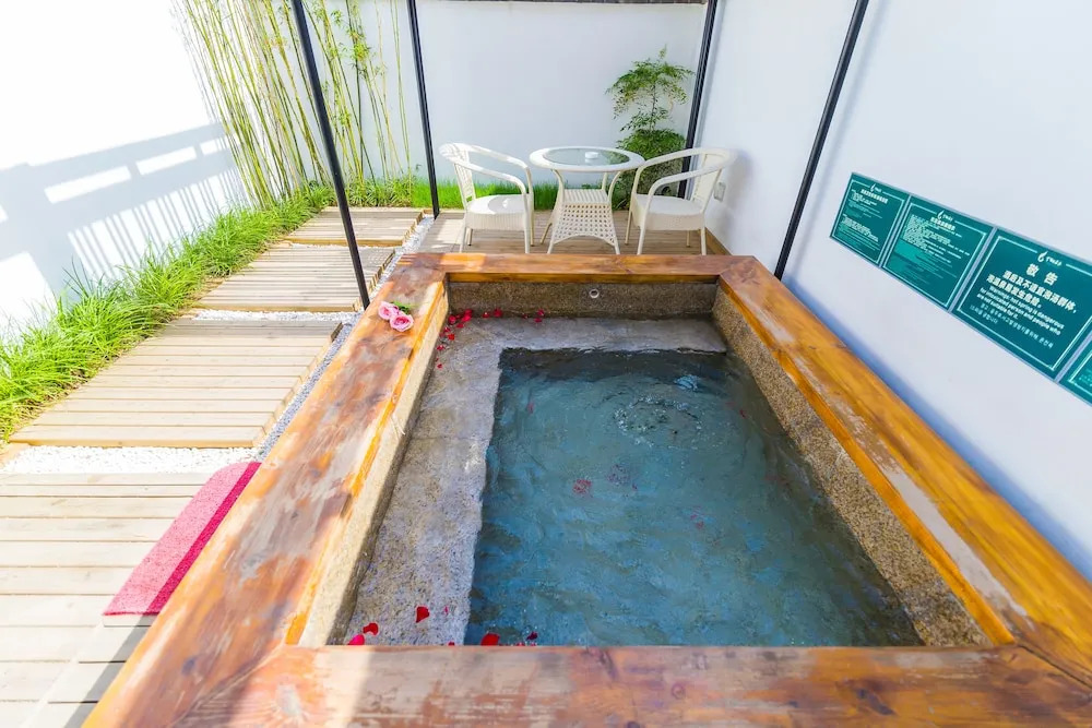 Fengxiang hot spring Hotel