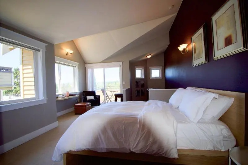 Walkable OTS Mid Century Condo-Pool
