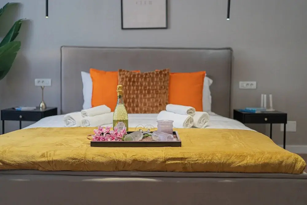 Playful & Trendy 2BR on Regina Elisabeta, Steps to Cismigiu Gardens | Bathtub & Boulevard Views