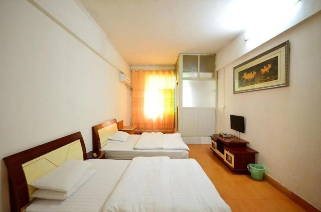 Sanjiang Hotel (Chuhe Hanjie Metro Station Provincial Museum)