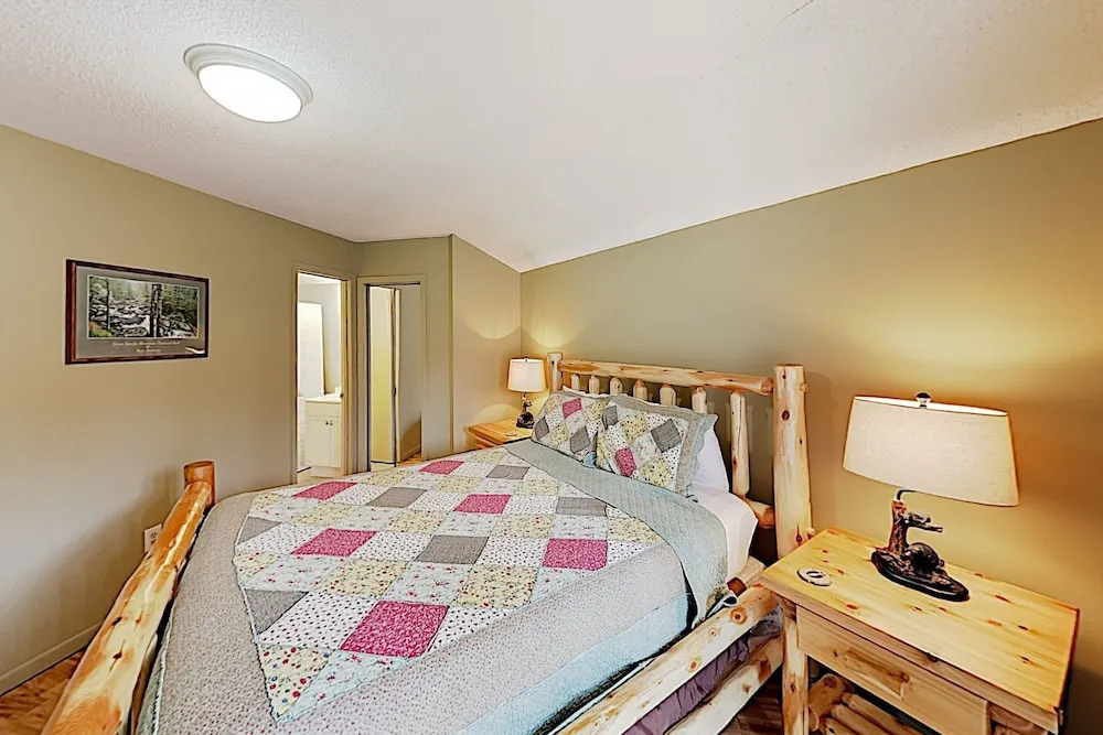 Roundette Cabin 2 Bedrooms 1.5 Bathroom Cabin