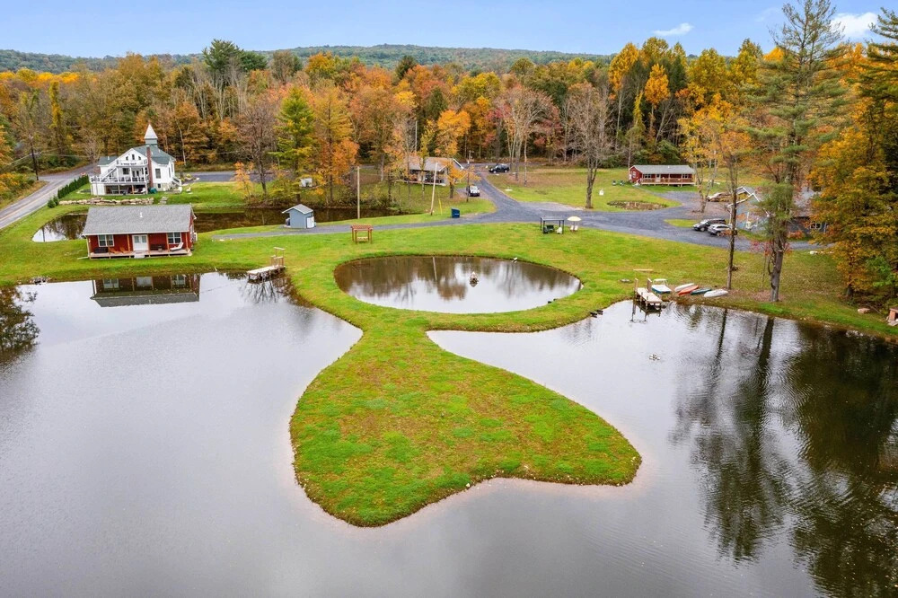 16 Mi to Ski Slopes! Creekside Poconos Cottage