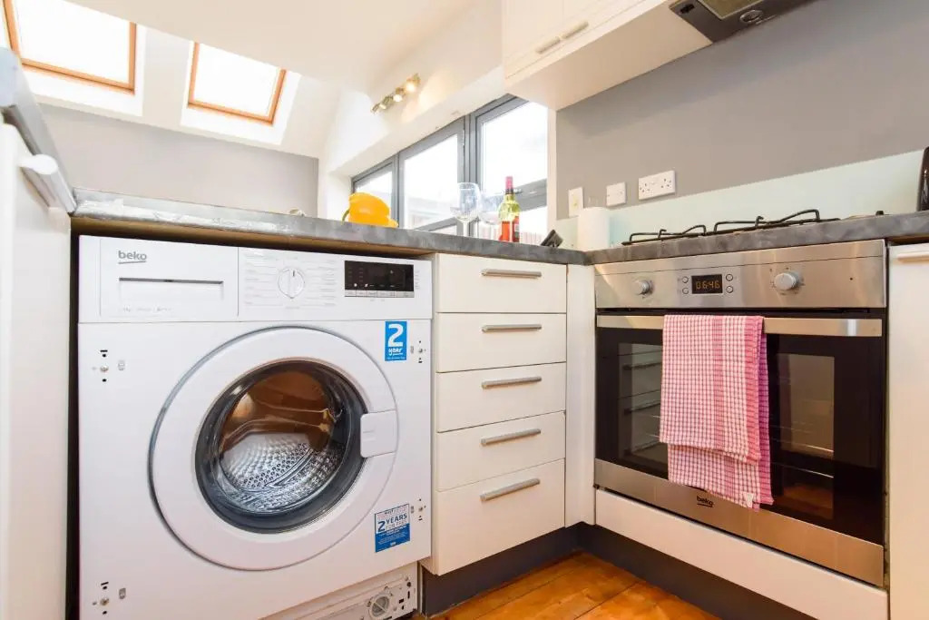 2 Bed Cardiff House with Hot Tub, BBQ, Terrace & Free Parking