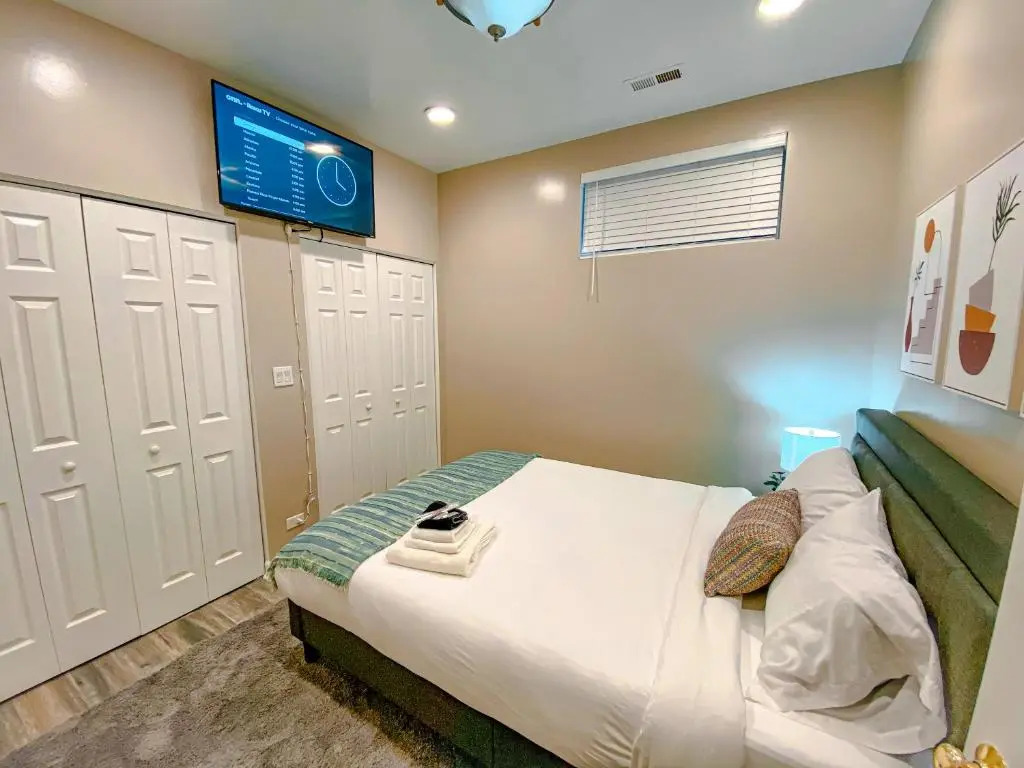 Beautiful 5br home for 14 guests with free parking