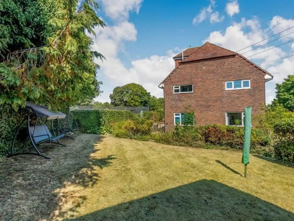 Luxury 5-bed House With Tennis Court & Games Room