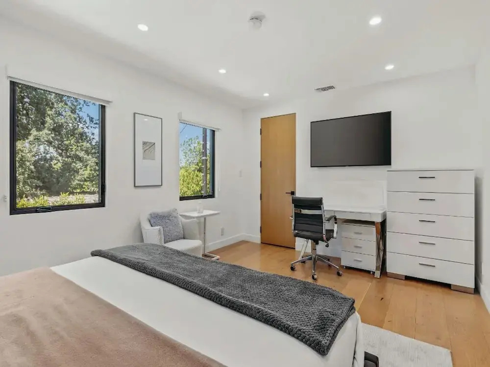 Casa Leona - Modern Masterpiece Behind Private Gates w/ Pool & Chef's Kitchen