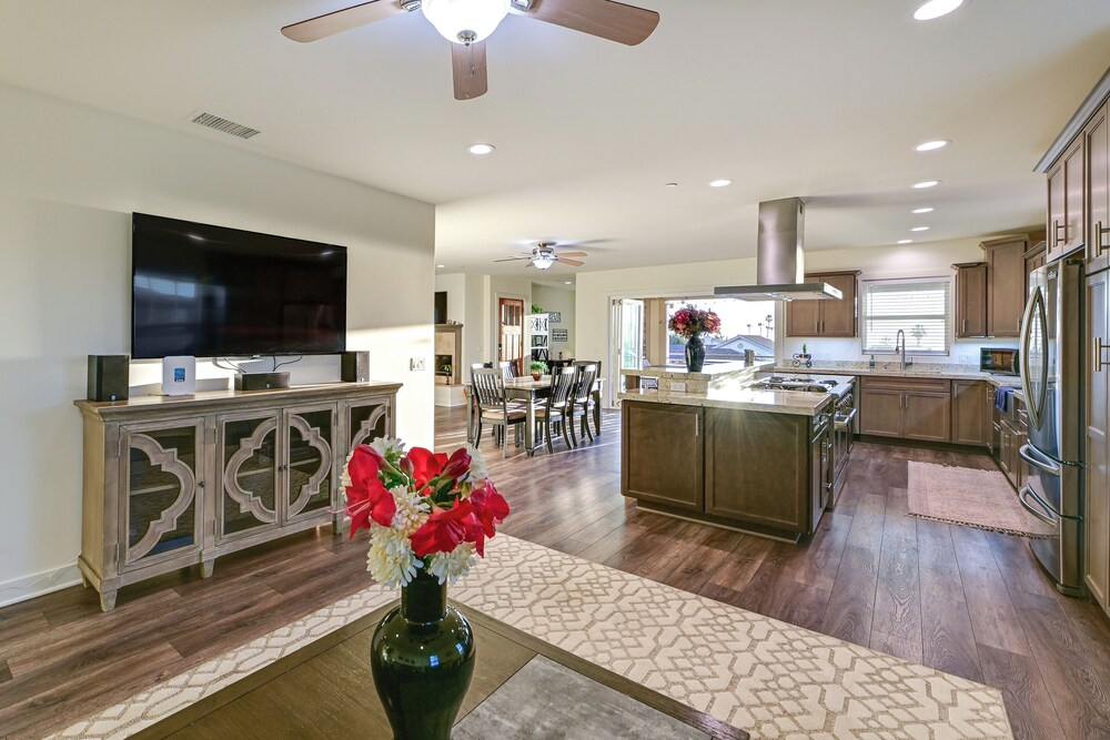 Stroll to Shore: Oceanside Condo w/ Hot Tub Access
