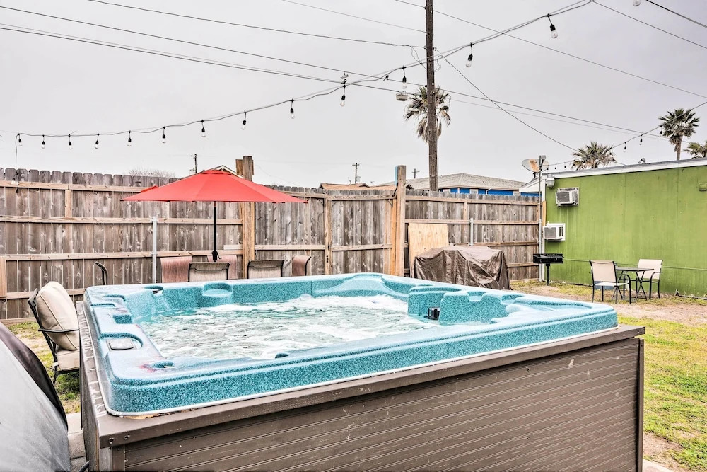 Cozy Galveston Apartment - Walk to Beach & Dining