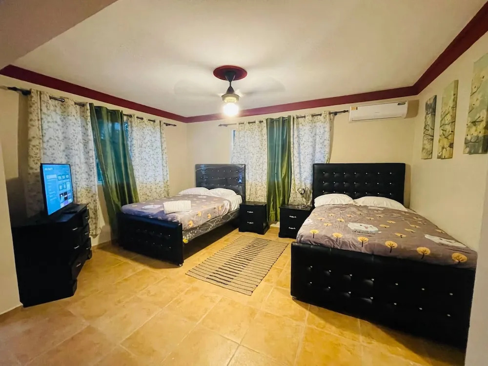 Lovely 2 Bedroom Condo With Pool And Hot Water