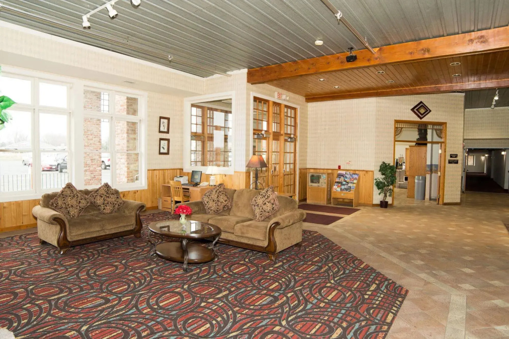 HomeTown Inn & Suites