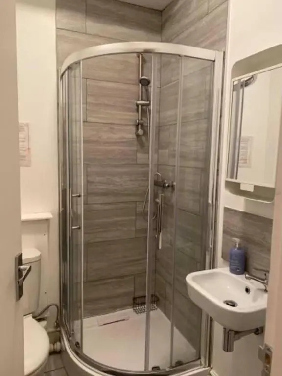 Spacious Four Bedroom Home, 3 Bathrooms - Coventry