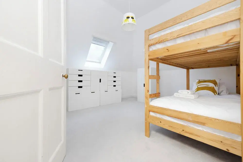 Delightful 3-bed Flat with Parking