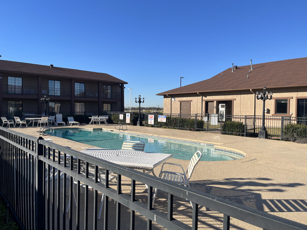 Red Roof Inn & Suites Sulphur Springs
