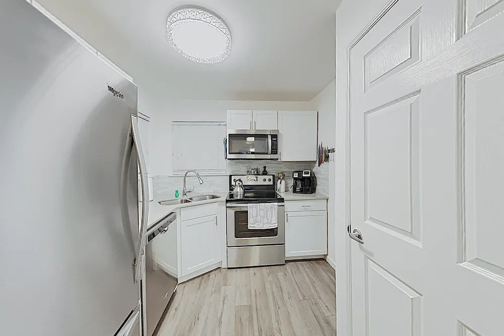New Listing! Chic Sola W/ Private Balcony 2 Bedroom Condo