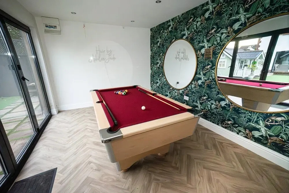 Modern 5-bed Retreat With Parking
