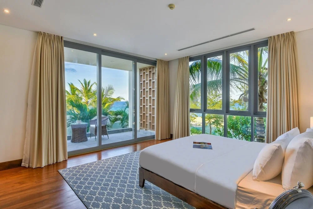 Stunning Beachfront 6br Villa W Largest Pool
