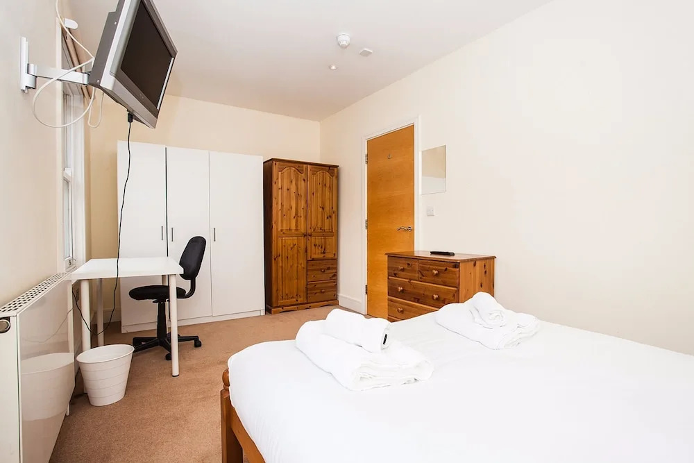 Modern & Spacious Home on Old Kent Road