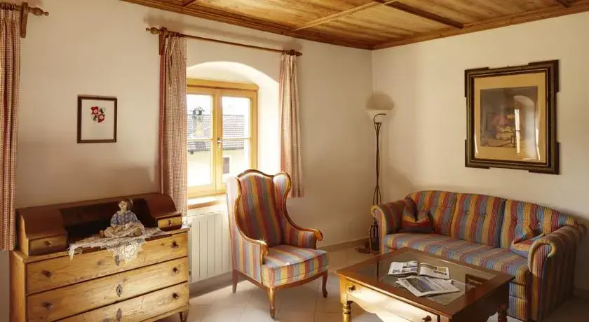 Ansitz Gurtenhof bei Meran, Apartments, Bett und bike Betrieb, eingezäunter Garten, Sauna, Eintritt ins Schwimmbad und Südtirol Pass
