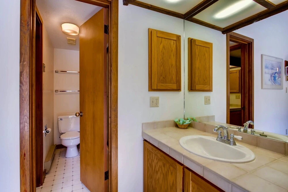 2 Br Buttes - Breathtaking Views Of Mountain Range 2 Bedroom Condo - No Cleaning Fee! by RedAwning