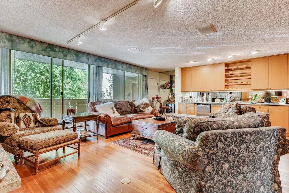 New Listing! Apres-ski Dream - Walk To Gondolas 4 Bedroom Condo