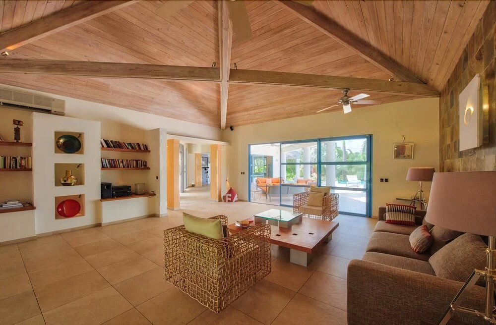 Exclusive Location, Heated Pool, Walk to the Beach, AC, Free Wifi, Concierge Services