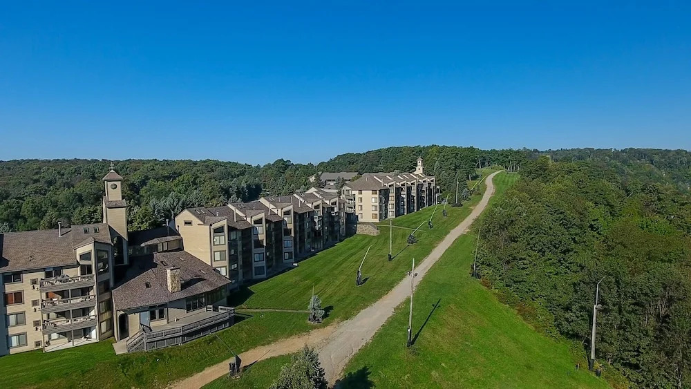 Seven Springs 3 BR Loft Condo, Walk to Slopes! by RedAwning