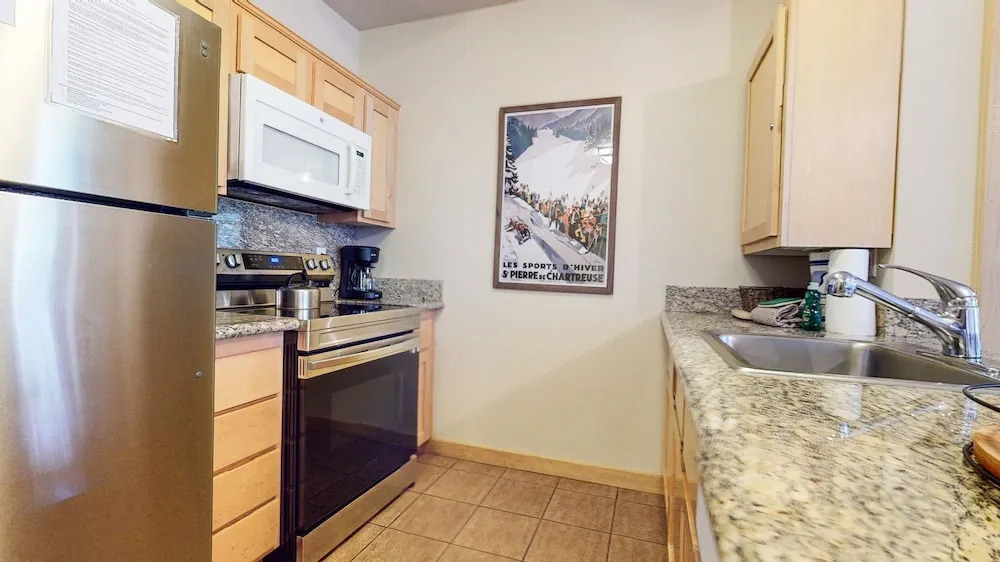 Sunstone 214 Updated Ski-In Ski-Out Condo with Great Complex Amenities by RedAwning