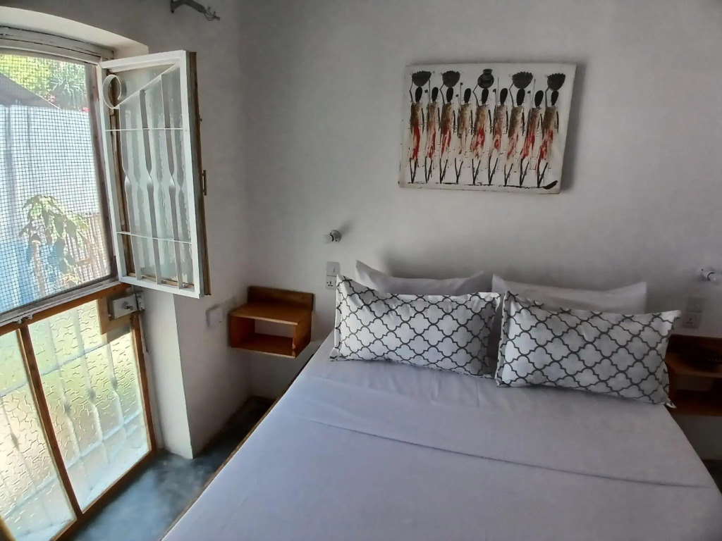 Private 2 bedrooms apt with WIFI only few steps to the beach