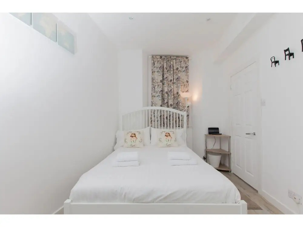 Bright 1BR Main Door, Festival, Apartment for 3