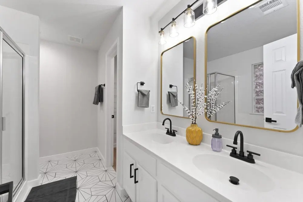Modern & Homey 3BR Home, Remote Work Friendly, King Beds, Fast WiFi