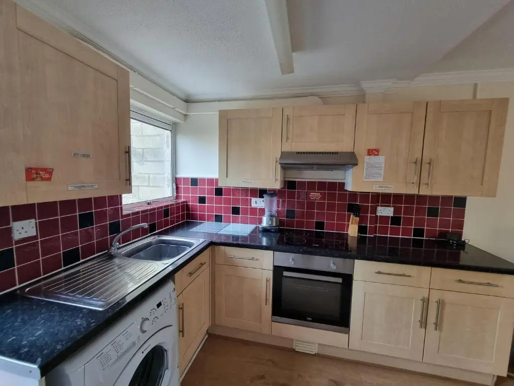 4 Bed 2 Bathroom House with Garden and Parking
