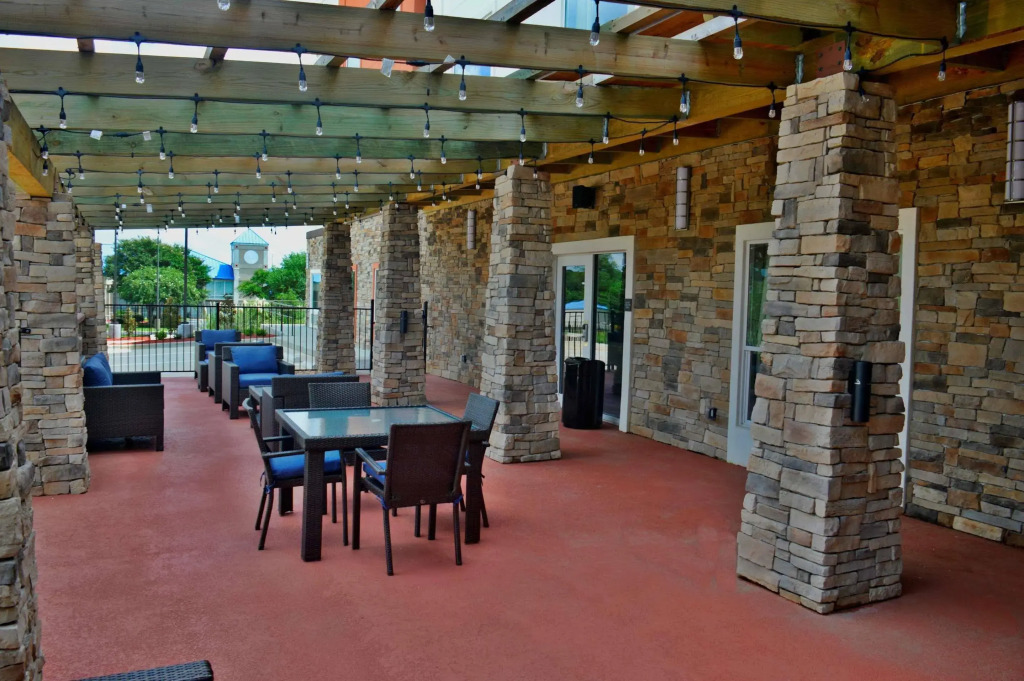 Del-Mar Airport Inn & Suites