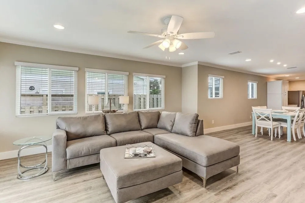 Sparkling Retreat Steps to Beach Fenced Backyard Snowbird Availability