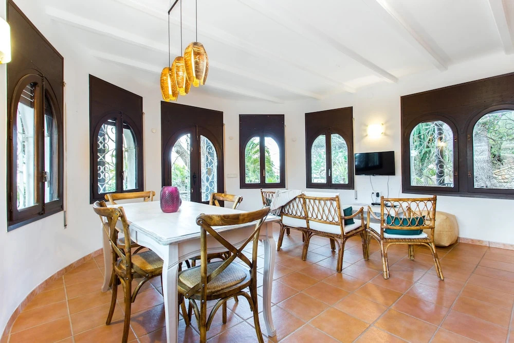TarracoHomes, Villa with Botanic Garden and Private Pool facing the Beach