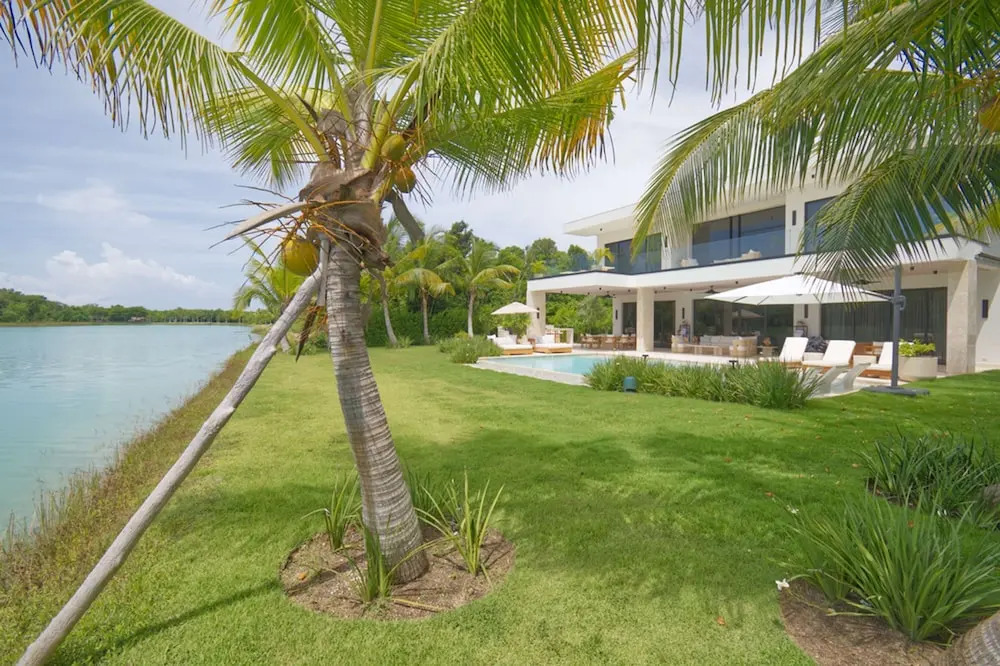 Modern Lake Villa With English Speaking Staff in Golf and Beach Resort