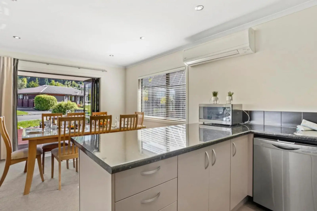16 Rutherford Crescent