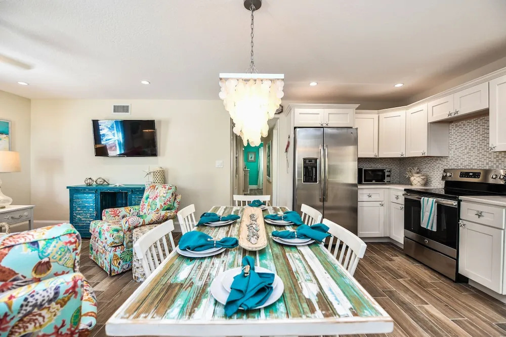 Sea Breeze - Pet Friendly, Located in Siesta Key Village, Steps to Siesta Key Beach